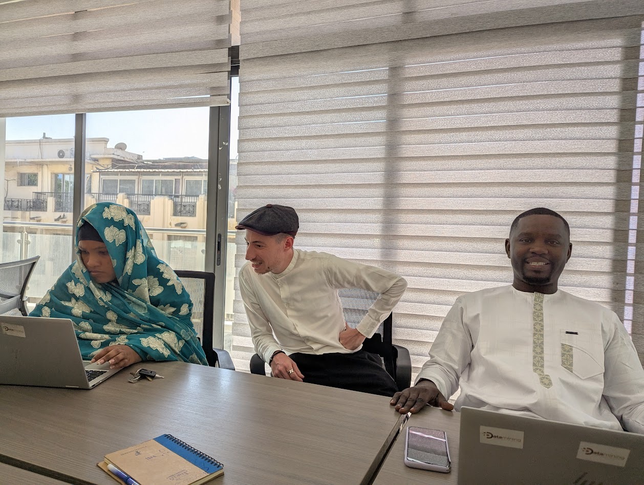 3 personnes dans un bureau avec des ordinateurs portables.
