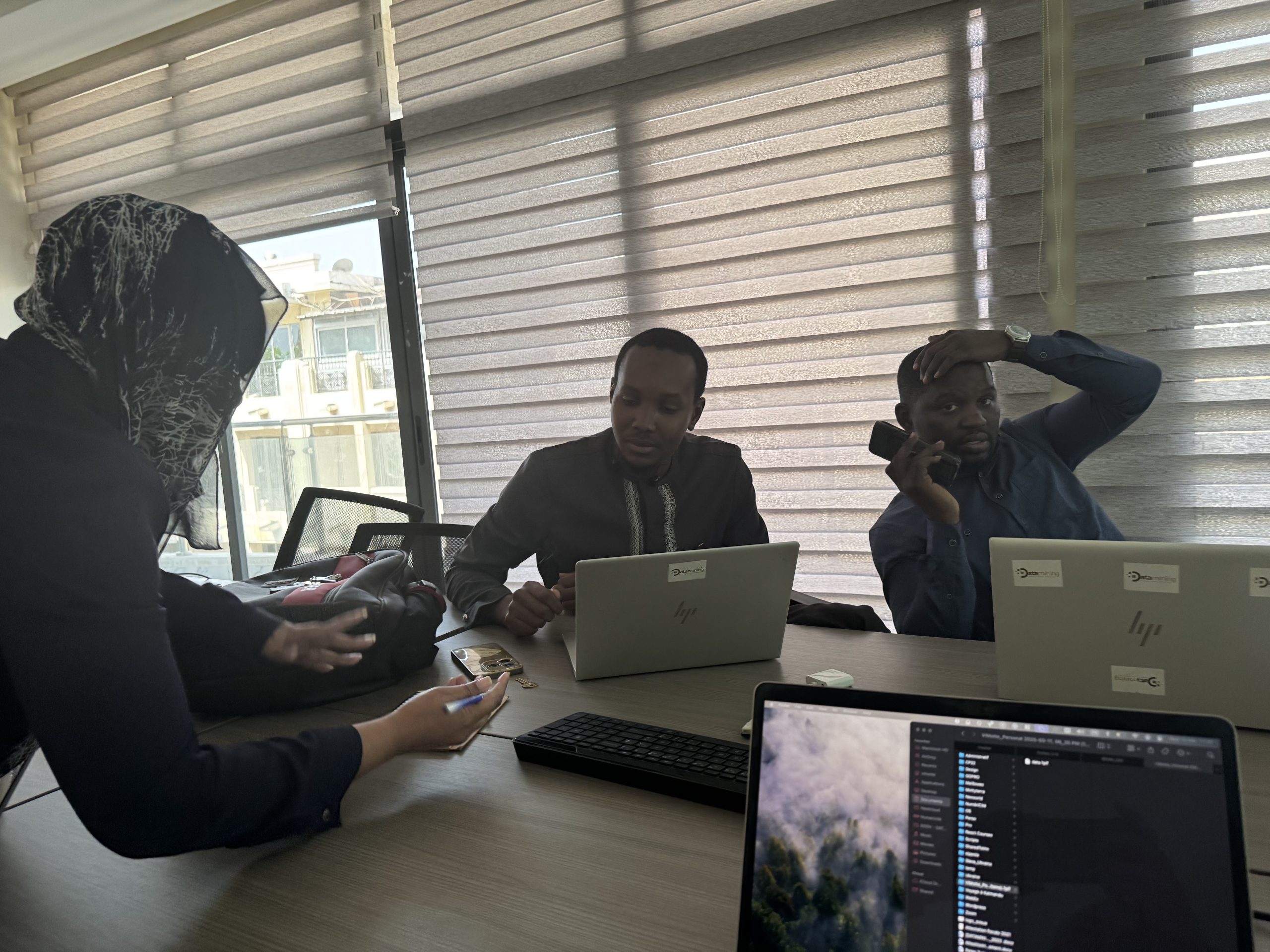 3 personnes travaillent dans un bureau
