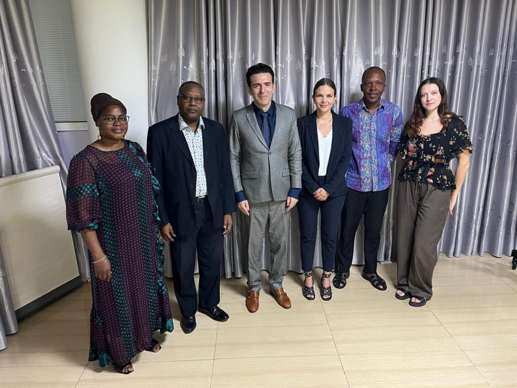 Photo de groupe lors de la mission de lancement au Bénin