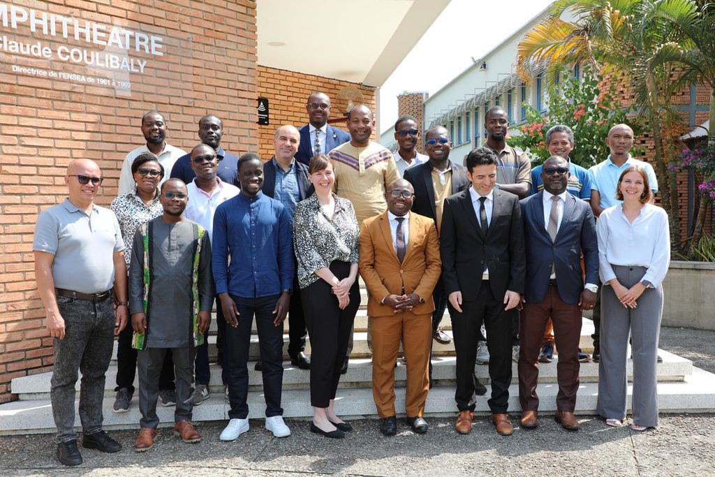 Photo de groupe lors de la visite aux stagiaires à Abidjan