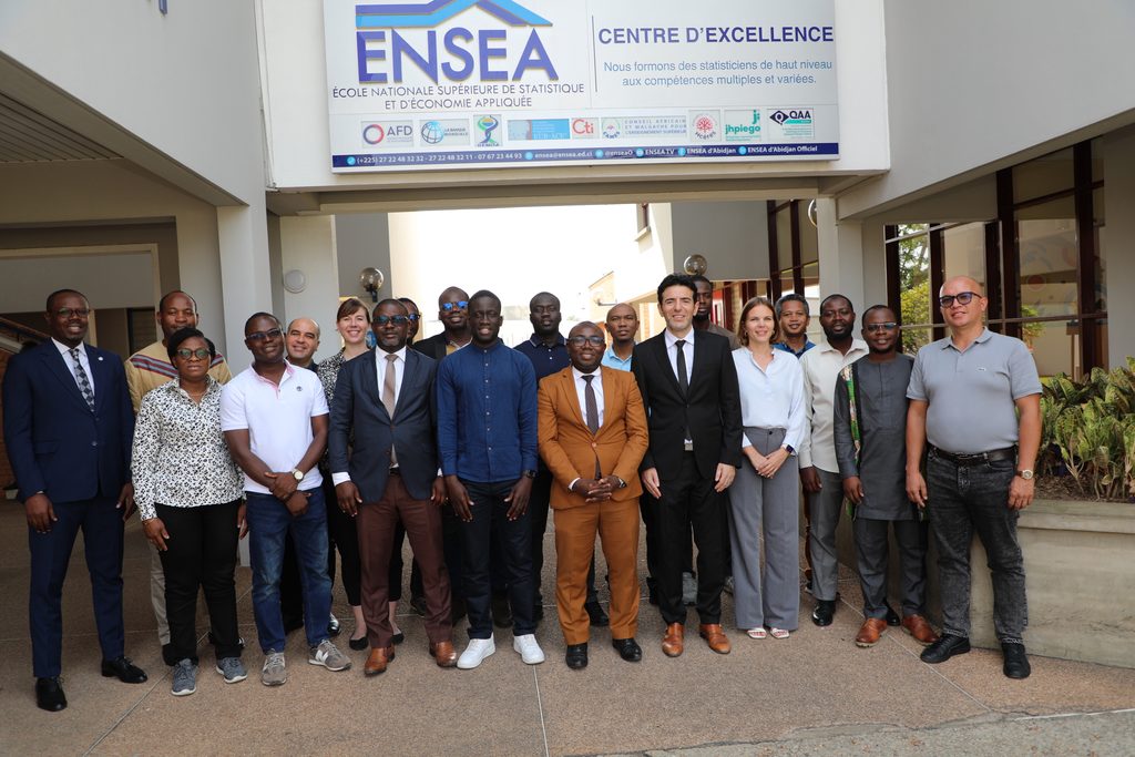 Photo de groupe lors de la visite aux stagiaires à Abidjan