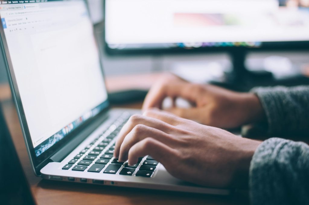 Une personne tape sur un clavier d'un ordinateur portable